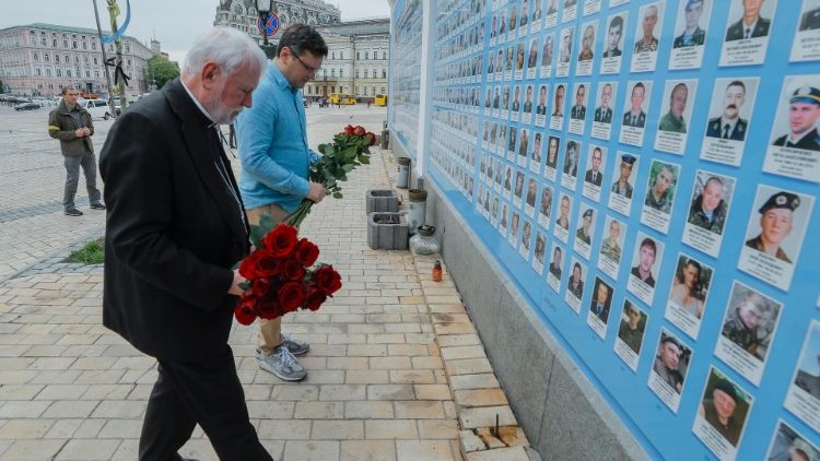 Archive photo of Archbishop Gallagher during his visit to Ukraine at the Memory Wall of fallen Ukrainian defenders in Kyiv
