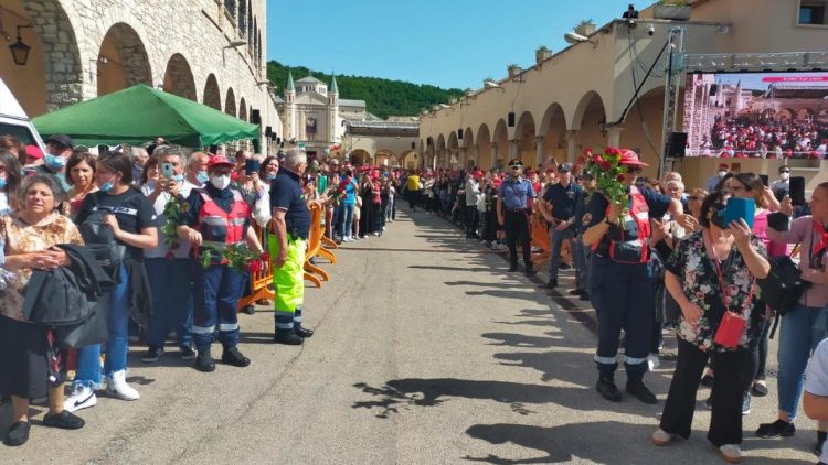 संत रीता के पर्व के लिए कासिया में हजारों तीर्थयात्री