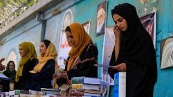 Bancarella di libri allestita da un gruppo di donne afghane per promuovere la cultura della lettura, Kabul