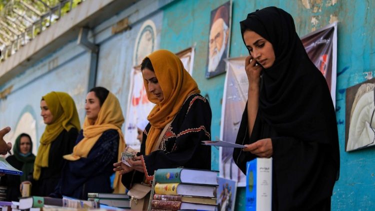Femmes afghanes vendant des livres à Kaboul, le 25 mai 2022.