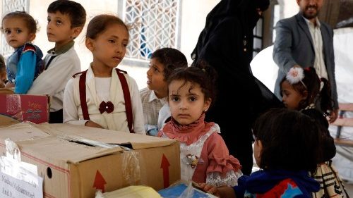 Kinder im Jemen bei einer Essensausgabe