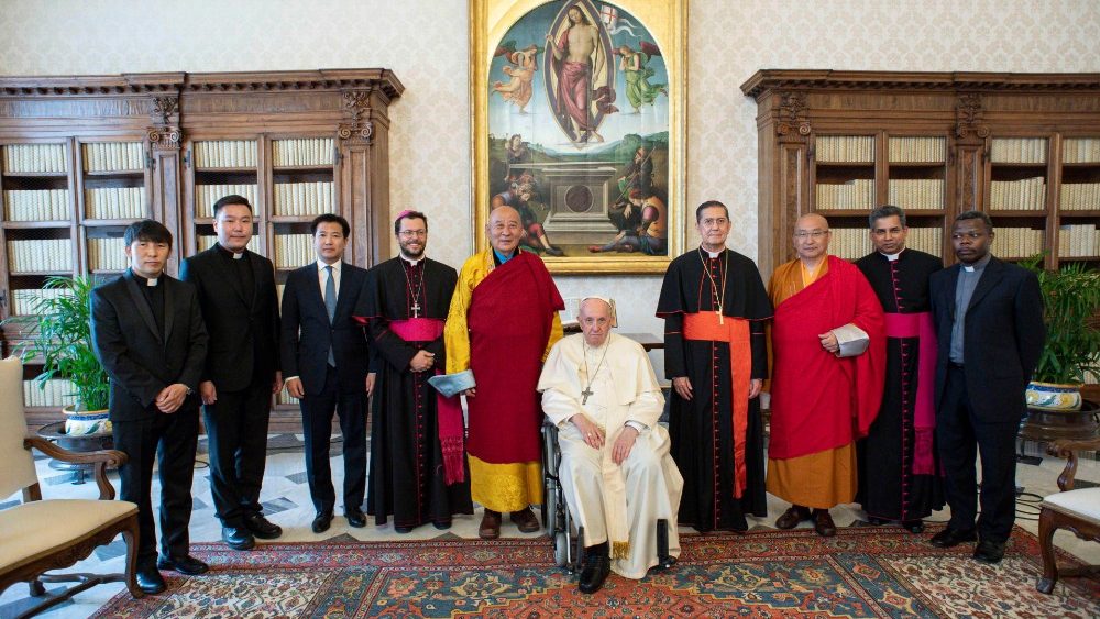 Delegácia z Mongolska na audiencii u pápeža Františka (28. mája 2022)