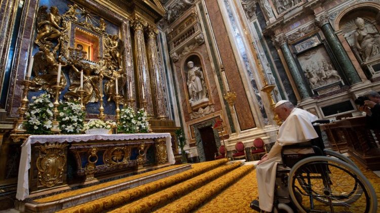 Ferenc pápa vezette a rózsafüzért a békéért a Santa Maria Maggiore bazilikában