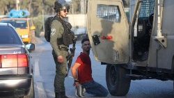 Soldado israelense prende palestino durante manifestação em Azoun.