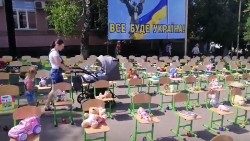 Fotografie z requiem konaného 1. června 2022 u Oděsy za děti zabité na Ukrajině