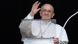 Papa Françesku gjate lutjes se Engjellit Tenzot