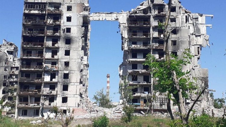 Zniszczone przez Rosjan bloki mieszkalne w Mariupolu.