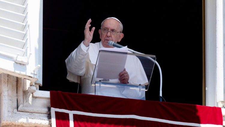 Ferenc pápa köszönti a híveket 