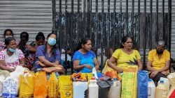 Fila para comprar querosene em Colombo. EPA/Chamila Karunarathne