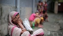 Des personnes viennent chercher de l'aide alimentaire dans à la maison-mère des sœurs missionnaires de la charité, à Calcutta, en Inde, en septembre 2022