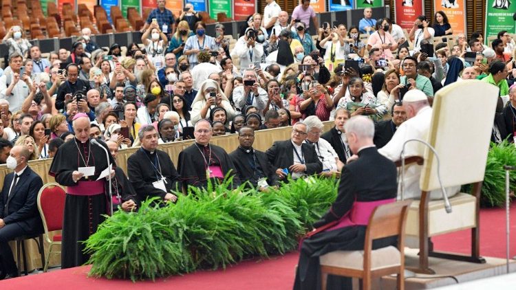 धर्मशिक्षकों के तृतीय अंतर्राष्ट्रीय कांग्रेस के करीब 1400 प्रतिभागियों के साथ संत पापा फ्राँसिस 