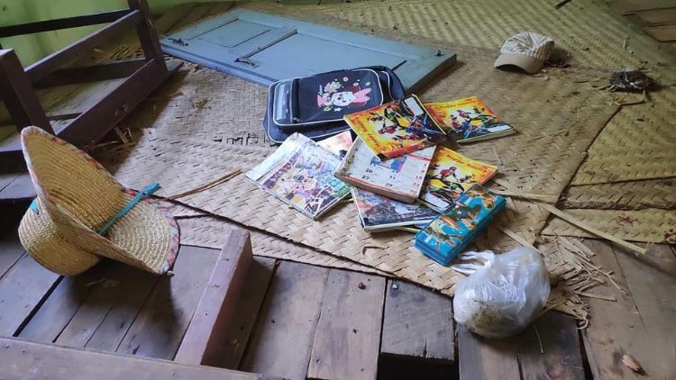 Sách vở bị bỏ lại tại một trường học bị bom đạn ở Myanmar