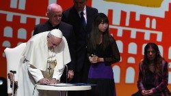 Papst Franziskus unterzeichnet in Assisi zum Ende des internationalen Treffens „Economy of Francesco" mit jungen Leuten aus aller Welt den Pakt für eine christliche Wirtschaft. Für die Jugend unterzeichnete stellvertretend Lilly Ralyn Satidtanasarn