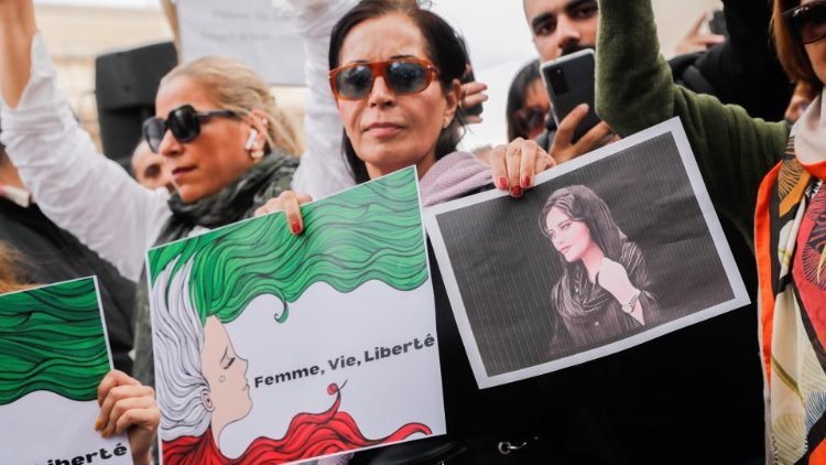 在法国声援伊朗妇女的抗议活动