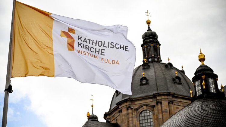 Flaga miejscowego Kościoła katolickiego przed katedrą w Fuldzie, Niemcy