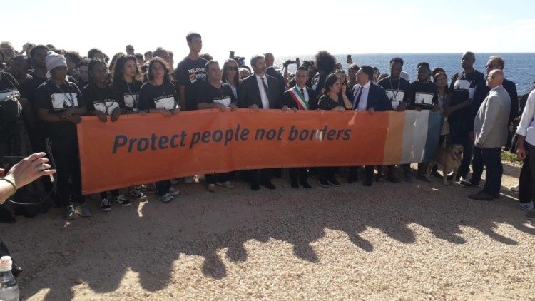 Manifestación en Lampedusa en recuerdo del naufragio del 3 de octubre de 2013: "Proteger a las personas, no las fronteras"