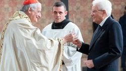Il cardinale Matteo Zuppi e il presidente della Repubblica Sergio Mattarella durante la cerimonia di accensione della Lampada di San Francesco ad Assisi
