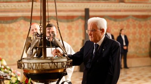 El presidente de la República Italiana, Sergio Mattarella, participó, este 4 de octubre, en la ceremonia de encendido de la Lámpara de San Francisco en Asís. (Foto: ANSA)