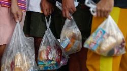 Des habitants de Metro Manila obtiennent une aide alimentaire, le 16 octobre 2022