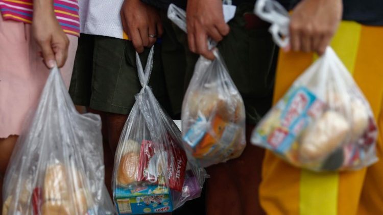 Nahrungsmittelhilfspakete auf den Philippinen 