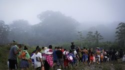 Migrantes na perigosa floresta de Darién