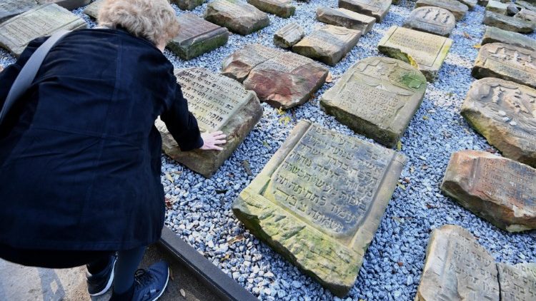 Il cimitero ebraico di Opatow in Polonia da dove gli ebrei furono deportati a Treblinka  (ANSA)