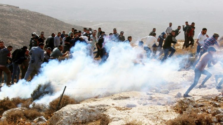 Lacrimogeni israeliani contro civili palestinesi in Cisgiordania