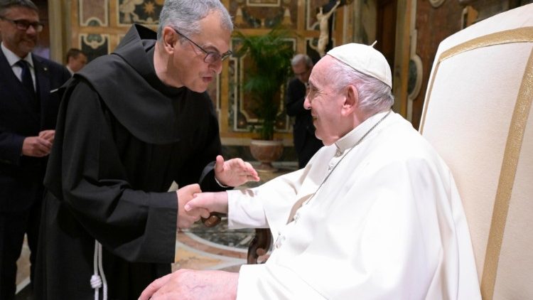 Il Papa saluta fra Massimo Fusarelli, ministro generale dei frati minori