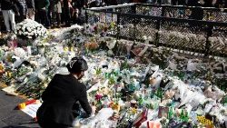 Une femme dépose des fleurs en hommage aux 154 victimes de la bousculade de Séoul.