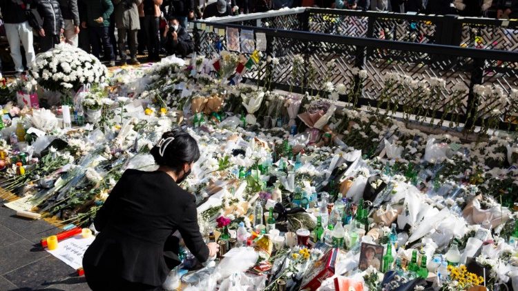 Une femme dépose des fleurs en hommage aux 154 victimes de la bousculade de Séoul.