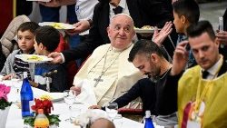 Папа на абедзе з беднымі з нагоды Сусветнага дня бедных 13 лістапада 2022 года. Архіўнае фота