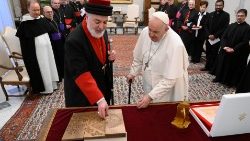 Papież Franciszek i katolikos-patriarcha Asyryjskiego Kościoła Wschodu Mar Awa III w Watykanie, 19 listopada 2022