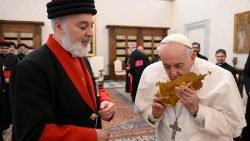 Der Patriarch der Assyrischen Kirche des Ostens, Mar Awa III, und Papst Franziskus bei einem Treffen 2022 im Vatikan