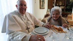 Papa ad Asti incontra i parenti, cugina gli dona un rosario