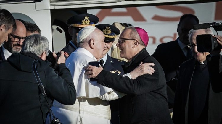 L'abbraccio tra il Papa e il vescovo di Asti prima della partenza