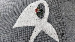 Le foulard blanc, symbole des Mères de la place de mai, a été imprimé sur le sol de la capitale argentine, lors d'un hommage à la cofondatrice du mouvement décédée ce dimanche 20 novembre.