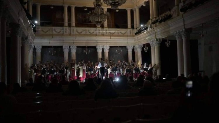 Blackout in Ucraina: il concerto della Filarmonica con candele a Kiev