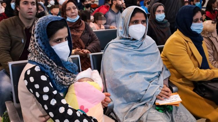 Algunos de los 152 refugiados afganos que llegaron a Italia en 2022, gracias al Programa "Corredores Humanitarios" de Cáritas (ANSA)