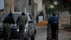 Palestinian protesters clash with Israeli troops