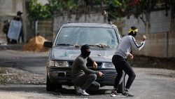 Des Palestiniens jettent des pierres sur des soldats israéliens à Naplouse, le 25 novembre 2022