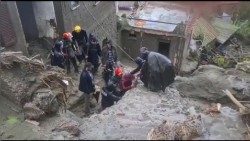 Soccorritori a Casamicciola, comune di Ischia colpito da una frana in seguito a un'alluvione