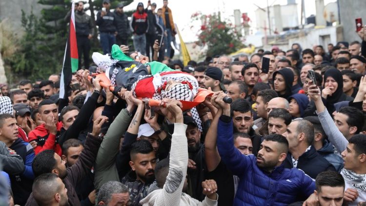 El funeral de dos hermanos de 20 años, Jawad y Zafer Rimawi, que murieron poco después en Kafr Ayn, cerca de Ramallah