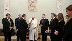  Papa gjatë një takimi me disa rabinë (Vatican Media)