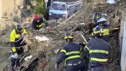 Lo bomberos trabajando para encontrar a las víctimas del desprendimiento de tierra en Ischia