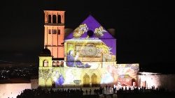 Projeção das festividades de Natal na fachada da basílica de Assis, Itália