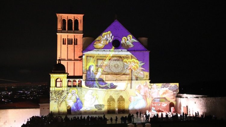 Projeção das festividades de Natal na fachada da basílica de Assis, Itália