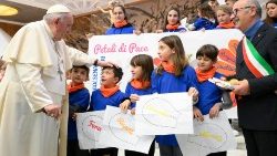 Le Pape François et des enfants lors de l'audience générale, le 21 décembre 2022. 