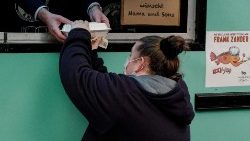 Frau bei einer Essensausgabestelle der Caritas - Frauen sind öfter von (Alters)armut bedroht, als Männer