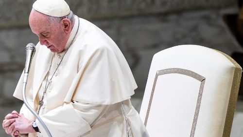 Pope renews invitation to pray for Benedict XVI in these difficult hours