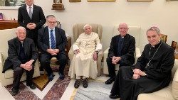Az emeritus pápa a Ratzinger alapítvány kitüntetettjeivel, balról ül P. Federico Lombardi    